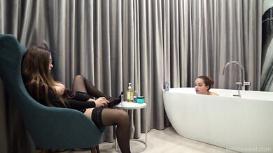 Seltin Sweet Fingers While Watching Herself Bath
