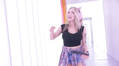Gamer Girl Liz Katz Shows Her Seductive Figure