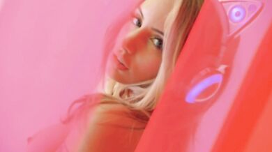 Gamer Girl Liz Katz Shows Her Seductive Figure