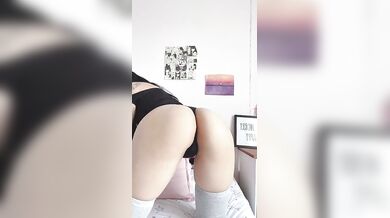 Sexy Cat Acuareelablanca Masturbates Using Her Controller