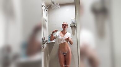 Taylor Gallo Entices In A Steamy Shower Show