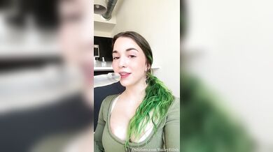 BaileyEilish Takes Her Glass Dildo Deep Inside Her Pussy