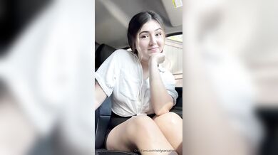 OnlySeraphineXxx Pleasures Her Pussy In The Car