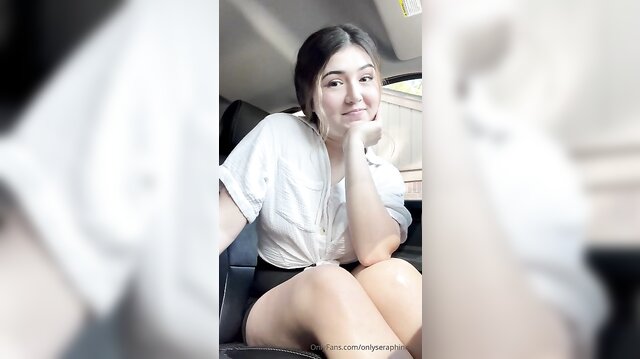 OnlySeraphineXxx Pleasures Her Pussy In The Car