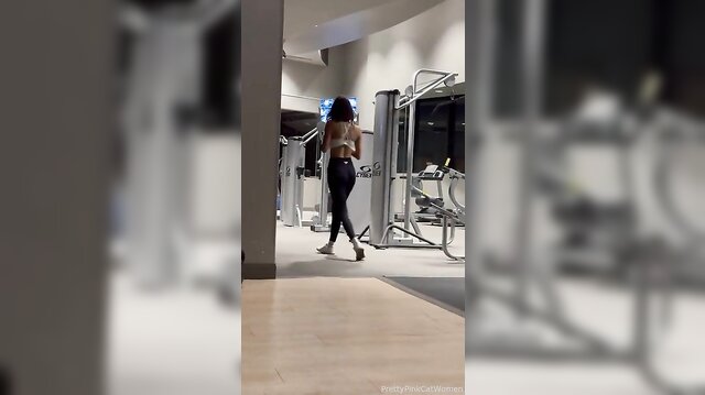 OnlyFans-Babe Prettypinkcatwomen lutscht nach dem Training einen Schwanz