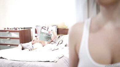 Angela White jako chlípná služka!