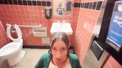 Prsatá kočka tvrdě šuká na veřejném záchodě