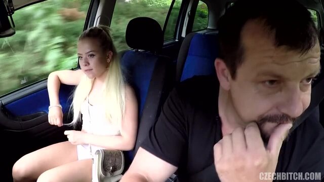 Blonďatá teenka šuká za peníze v autě