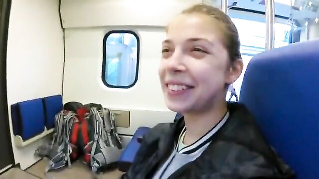 Hltanie semena po orálnom sexe vo verejnom vlaku!