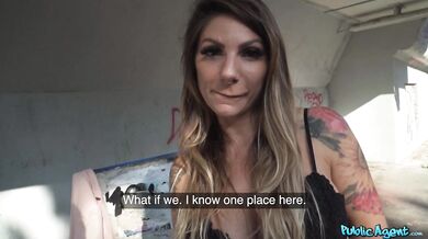 Blond MILF vezme černého ptáka za rychlý prachy