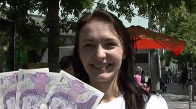 Roztomilá amatérská brunetka šuká venku s cizincem