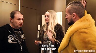 Sexi blonďavá štetka