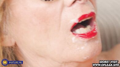 Česká babička zkouší masivního ptáka!