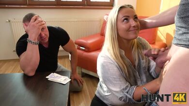 Prsnatá MILF jebe pred svojím manželom