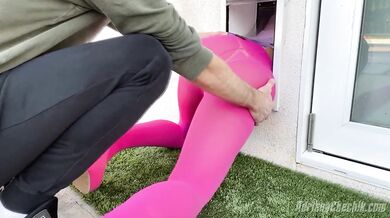 Nevlastní matka uvízla v díře!