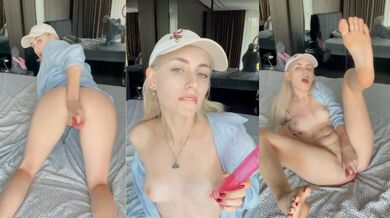 Aliceinwonderland_xo Masturbates With Her Dildo