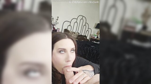 Chloe Lamb fickt den Schwanz ihres Mannes zwischen den Titten