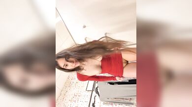 Izzy Green Masturbates In The Dressing Room
