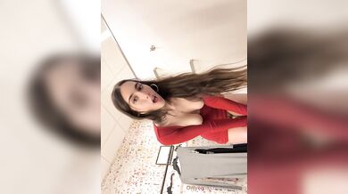 Izzy Green Masturbates In The Dressing Room