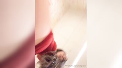Izzy Green Masturbates In The Dressing Room