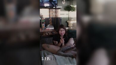 Klivvia Distracts Her Boyfriend From Playing Games