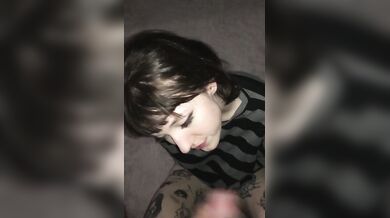 Elleslovexoxo Gets Cum On Her Face After A Blowjob