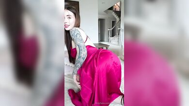 Beauty Elise Laurenne Plays With Her Dildo