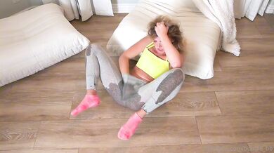 Amateur Bougie_Bb Squirts In Her Yoga Pants