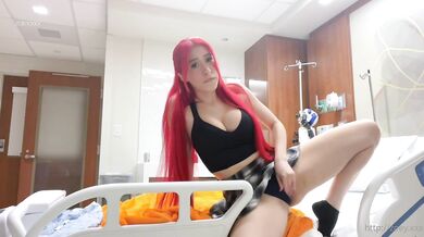 Zoey Di Giacomo spielt auf einem Krankenhausbett mit sich selbst