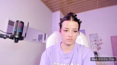Very pretty webcam teen solo teasing