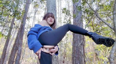 Kitty Kum Squirts In The Forest Thanks To Her Big Dildo