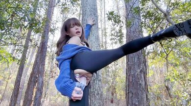 Kitty Kum Squirts In The Forest Thanks To Her Big Dildo