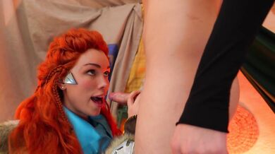 Rudowłosa cosplayerka Aloy masturbuje się i uprawia seks analny