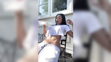 Zoeyjaymfc Fingers Herself in a Sunny OnlyFans Outdoor Amateur Solo Video