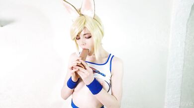 Webtolove spielt in einem Lola-Bunny-Kostüm mit ihren Spielzeugen