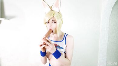 Webtolove spielt in einem Lola-Bunny-Kostüm mit ihren Spielzeugen