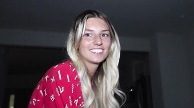 Stiefschwester Ambie Bambi probiert nachts heimlich den Schwanz ihres großen Bruders