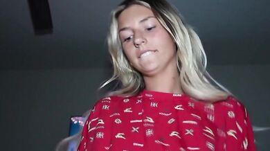 Stiefschwester Ambie Bambi probiert nachts heimlich den Schwanz ihres großen Bruders