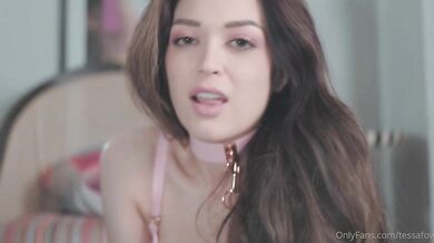 Die vollbusige Tessa Fowler verführt und versohlt ihre riesigen natürlichen Titten in rosa Dessous
