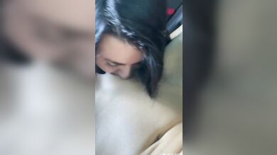 Viking Barbie und Dakota James treiben es nass und wild auf dem Rücksitz