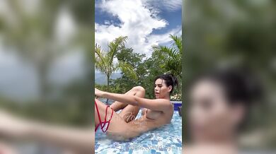 Dahyana Gaitan Plays With Herself In The Pool
