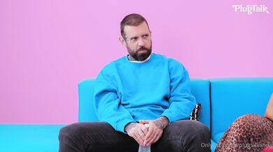Nia Bleu And Lena The Plug Share A Cock On A Blue Couch