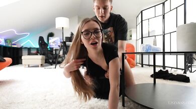 Lis Evans uslintane fajčí v POV