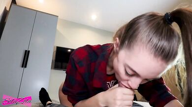 Solazola gibt einen sabbernden POV-Blowjob und streichelt sich dabei