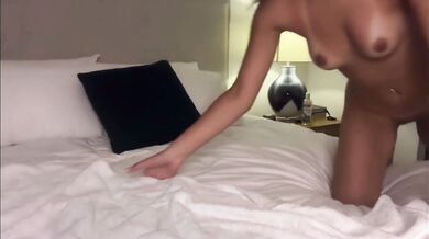 Ava_delightt lutscht einen Dildo und spielt mit sich selbst