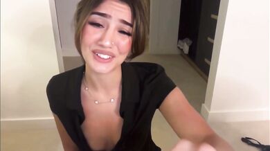 Ava_delightt lutscht einen Dildo und spielt mit sich selbst