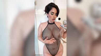 Reena Sky masturbuje, zatímco je úplně vlhká ve sprše