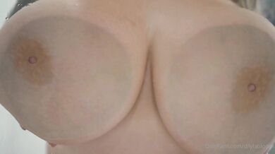 Dilylabloom Teases Her Tits While Showering