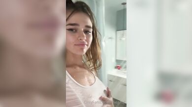 Megan Guthrie Rubs Her Wet Tits In Shower