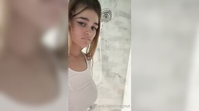 Megan Guthrie Rubs Her Wet Tits In Shower